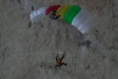 Γάλλος αλεξιπτωτιστής έσπασε το πόδι του σε βράχο μετά από άλμα - Το βίντεο σοκάρει