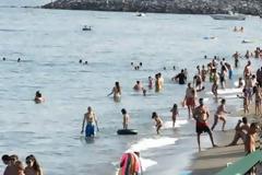 Η μεγάλη απάτη με τις «γαλάζιες σημαίες» στις παραλίες! Ακατάλληλες για κολύμβηση παραλίες που πήραν «Γαλάζια Σημαία»