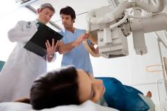 ‘Ομηροι κυβέρνησης και Διαγνωστικών οι ασθενείς: “Θα πεθαίνουμε στις λίστες των νοσοκομείων”, λένε