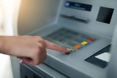 Ανέπαφες συναλλαγές και στα ΑΤΜ - Η αλλαγή που ετοιμάζουν οι τράπεζες