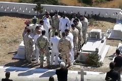 Σε κλίμα συγκίνησης η κηδεία του άτυχου βατραχάνθρωπου στην Κάρπαθο