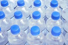 Όλες οι αλήθειες που δεν μάθατε ποτέ για τα μπουκάλια από τα οποία πίνουμε νερό