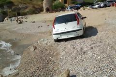 Οδηγός στην Κρήτη πάρκαρε το αυτοκίνητο στα 2 μέτρα από την θάλασσα (pics)