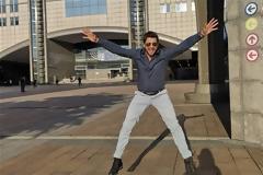 Ο ευρωβουλευτής του ΣΥΡΙΖΑ, Αλέξης Γεωργούλης.χοροπηδάει από τη χαρά του στις Βρυξέλλες