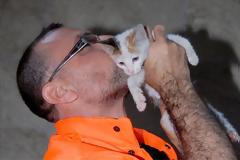 Βίντεο: Εργάτης έσωσε γατάκι δίνοντας του το «φιλί της ζωής»