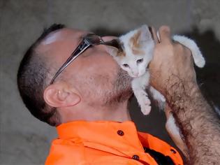 Φωτογραφία για Βίντεο: Εργάτης έσωσε γατάκι δίνοντας του το «φιλί της ζωής»