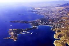 Bloomberg: Η Αθηναϊκή Ριβιέρα μπορεί να διπλασιάσει τα έσοδα της Ελλάδας από την τουριστική βιομηχανία