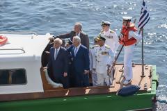 Το απρόοπτο στην Επιθεώρηση Στόλου! ΕΠΟΠ έπεσε στη θάλασσα, τον “τράβηξε” ο ΥΕΘΑ