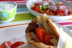 Σουβλάκι ή χωριάτικη σαλάτα; Δεν πιστεύετε πόσες θερμίδες έχει το καθένα…