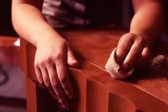 ΚΑΤΑΣΚΕΥΕΣ - Πώς να καλύψετε εύκολα τις γρατζουνιές στα ξύλινα έπιπλα