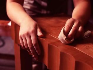Φωτογραφία για ΚΑΤΑΣΚΕΥΕΣ - Πώς να καλύψετε εύκολα τις γρατζουνιές στα ξύλινα έπιπλα