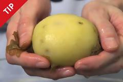 Πώς να ξεφλουδίσετε μία πατάτα σε 1 δευτερόλεπτο, χρησιμοποιώντας τα γυμvά χέρια σας