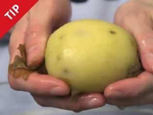 Φωτογραφία για Πώς να ξεφλουδίσετε μία πατάτα σε 1 δευτερόλεπτο, χρησιμοποιώντας τα γυμvά χέρια σας