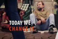 Δανείστηκε το κουβαδάκι ενός άστεγου και έκατσε δίπλα του. Αυτό που έκανε στη συνέχεια θα σας συγκινήσει