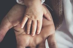 739 αιτήσεις για αναδοχή και υιοθεσία σε δύο μήνες