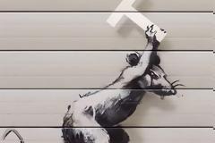 Με νέο έργο του στο Χίθροου o Banksy τάσσεται ξανά κατά του Brexit (pics)
