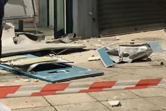 Ανατίναξαν ΑΤΜ στη Γλυφάδα - Χαρτονομίσματα σκορπίστηκαν στον δρόμο