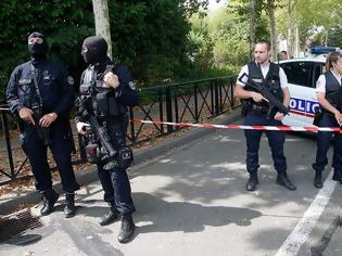 Φωτογραφία για Γαλλία: Στρατιωτικός πυροβόλησε άνδρα που απειλούσε με μαχαίρι την περίπολό του