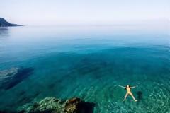 Τι παθαίνει το ανθρώπινο σώμα όταν βουτάμε σε κρύα νερά