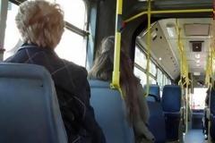 Κι όμως: Μην δίνετε τη θέση σας στους ηλικιωμένους στα μέσα μεταφοράς!