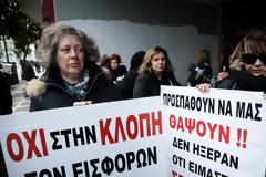 Συντάξεις χηρείας: «Τρέχουν» για να μαζέψουν τα λάθη στον υπολογισμό τους