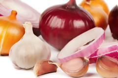 Σκόρδο και κρεμμύδι: Πόσο υγιεινά είναι τελικά;