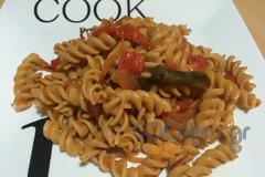 Ζυμαρικά ολικής άλεσης με σάλτσα κρεμμυδιού και φασκόμηλο