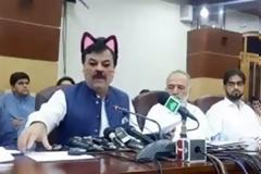 Γιατί Πακιστανός υπουργός εμφανίστηκε με ...ροζ αυτάκια και μουστάκια γάτας (pics)