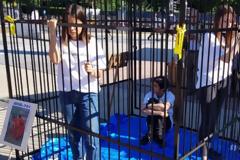 Ελβετία: Έφηβοι κλείστηκαν σε κλουβιά έξω από την έδρα του ΟΗΕ και διαμαρτύρονται για τον Τραμπ