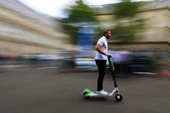 Τουρίστας με ηλεκτρικό πατίνι παρέσυρε ηλικιωμένη στο κέντρο της πόλης