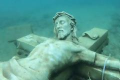 Χιλιάδες προσκυνητές στο βυθισμένο άγαλμα του Ιησού Χριστού  (video)