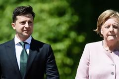 Βίντεο: Δείτε την Μέρκελ να τρέμει δίπλα στον Ουκρανό πρόεδρο