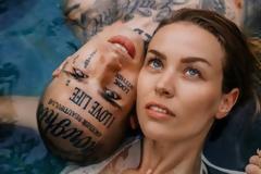 Instagrammer τα... παίρνει από τη μητέρα του για να γυρίζει τον κόσμο με την κοπέλα του: «Η δουλειά δεν είναι επιλογή για μένα»