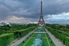 Saype: O καλλιτέχνης που στήνει τα έργα του στην καρδιά της φύσης ξαναχτυπά... στον Πύργο του Άιφελ