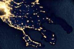 Οι ξενύχτηδες που φροντίζουν να μένει κάποιο Φως ανοιχτό, για να βρίσκουμε το δρόμο μέσα στη Νύχτα