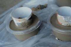 ΚΑΤΑΣΚΕΥΕΣ - Βάζει άδεια κεσεδάκια από γιαούρτι μέσα σε υγρό τσιμέντο. Το τελικό αποτέλεσμα θα σας Εντυπωσιάσει!