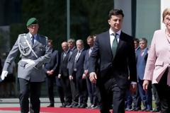 Γερμανοί γιατροί αναλύουν το τρέμουλο της Ανγκελα Μέρκελ που οφείλεται