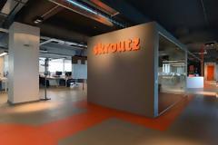 Σφήνα της Skroutz στο online delivery: Χτυπά e-food και deliveras..