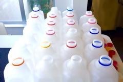 ΚΑΤΑΣΚΕΥΕΣ - Μάζεψε αρκετά πλαστικά μπουκάλια και κατασκεύασε ένα φανταστικό πολύφωτο!