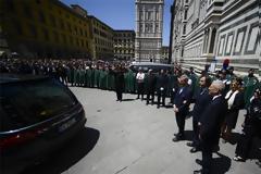 Χιλιάδες κόσμου αποχαιρέτησαν τον Φράνκο Τζεφιρέλι στη Φλωρεντία