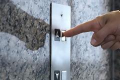 Έως και 10 φορές πιο γρήγορα έρχονται τα ασανσέρ αν πατήσουμε πολλές φορές το κουμπί, αποκαλύπτει απόρρητη έκθεση