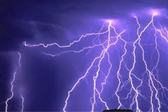 Πάνω από εξίμισι χιλιάδες κεραυνοί έπεσαν μέσα σε οκτώ ώρες