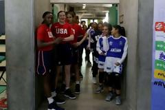 Και με τι προσόντα να συναγωνιστείς τις γυναίκες της Αμερικής;