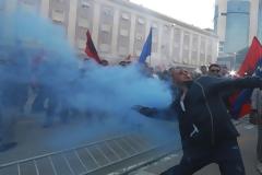 Κλιμακώνεται η κρίση στην Αλβανία: Οπαδοί της αντιπολίτευσης πήραν εκλογικό υλικό και το πυρπόλησαν