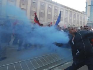 Φωτογραφία για Κλιμακώνεται η κρίση στην Αλβανία: Οπαδοί της αντιπολίτευσης πήραν εκλογικό υλικό και το πυρπόλησαν