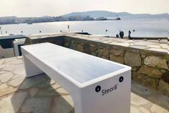 «Ηλιακά παγκάκια» που φορτίζουν τις συσκευές τοποθέτησε ο Δήμος Μυκόνου!