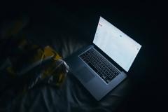 Η 19χρονη που φωτογράφιζε γυμνή την 5χρονη αδελφή της είχε και «τιμοκατάλογο»