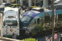Συρμός του προαστιακού συγκρούστηκε με λεωφορείο στη Λιοσίων