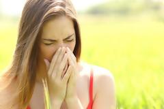 Επίμονος βήχας το καλοκαίρι: Γιατί συμβαίνει – Τι να προσέχετε