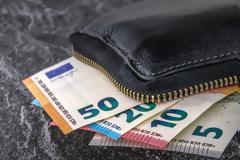 Έρευνα: 1 στους 2 Έλληνες αν έβρισκε πορτοφόλι με πολλά χρήματα θα το επέστρεφε
